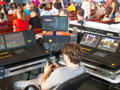 The video controls for the concert