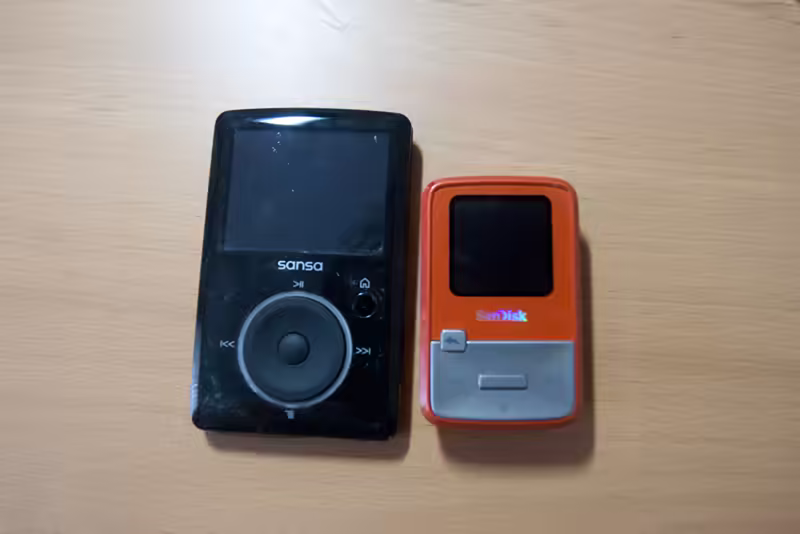 Sandisk Sansa Fuze and Sansa Clip Zip size comparison