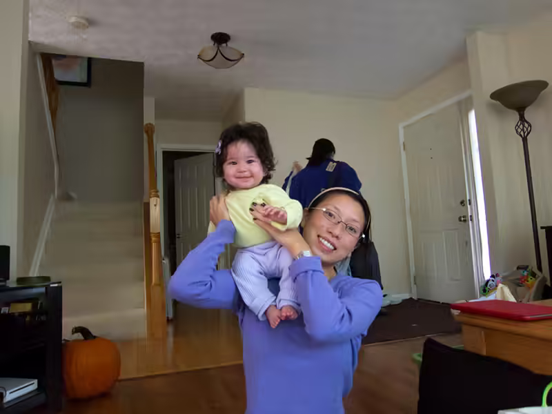 Dina Shouldering Scarlett