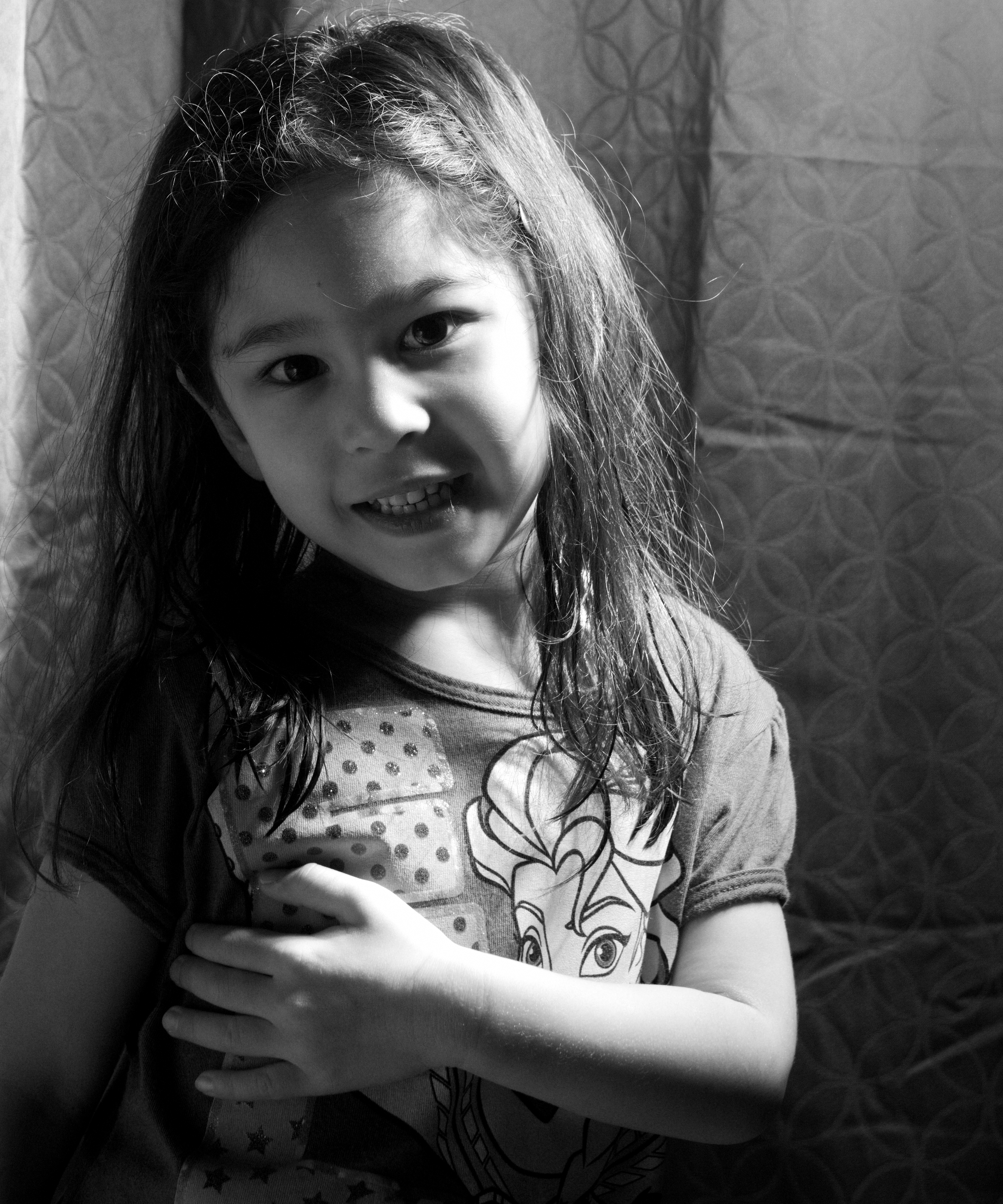 Scarlett-and-Beauty-Dish-in-the-Basement-2016-03-30-001-colorfixed-gimp-bw-cropped