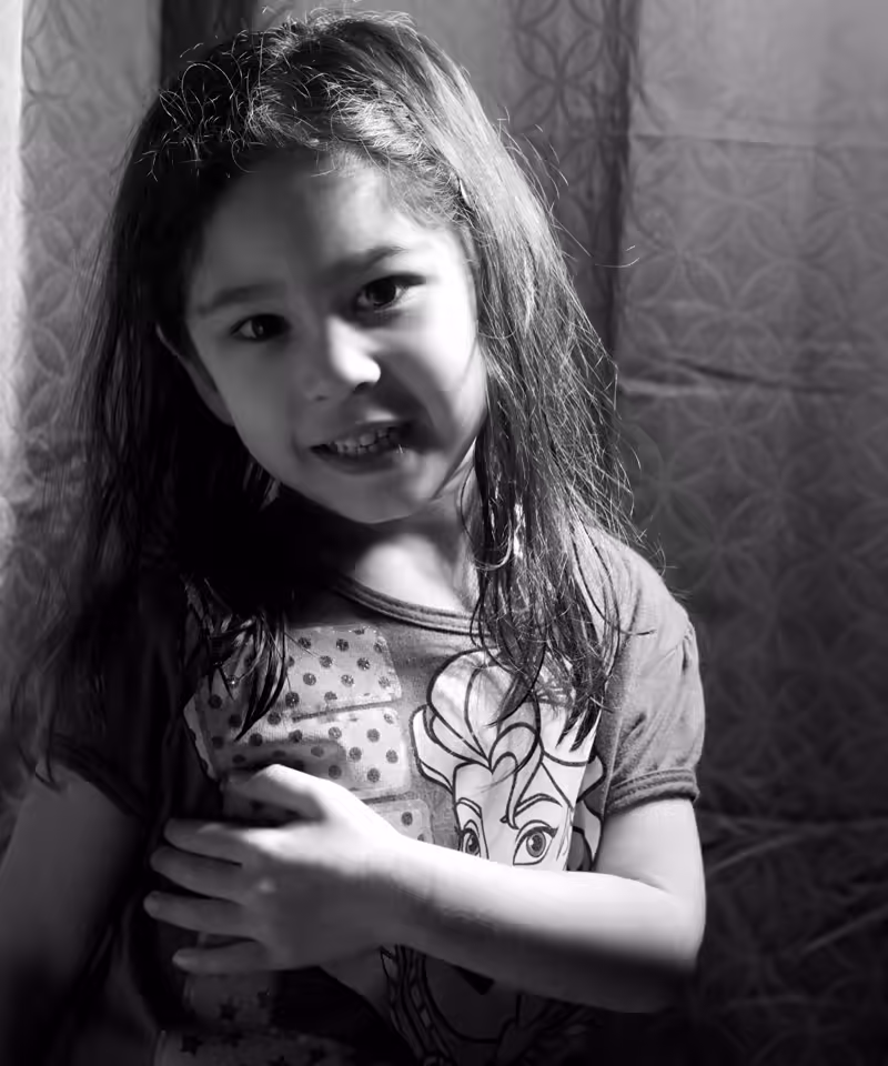 Scarlett-and-Beauty-Dish-in-the-Basement-2016-03-30-001-colorfixed-gimp-bw-cropped