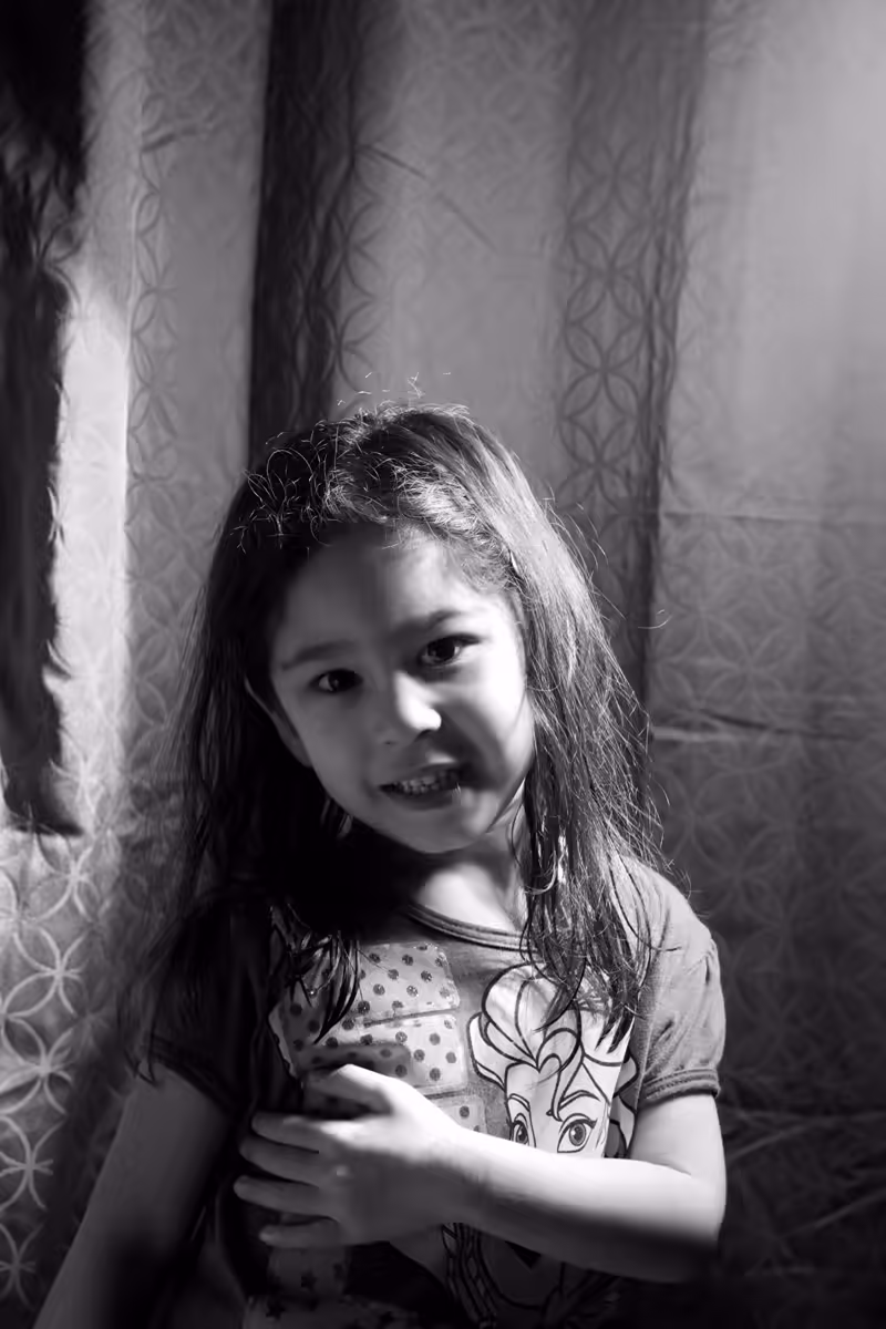 Scarlett-and-Beauty-Dish-in-the-Basement-2016-03-30-001-colorfixed-gimp-bw
